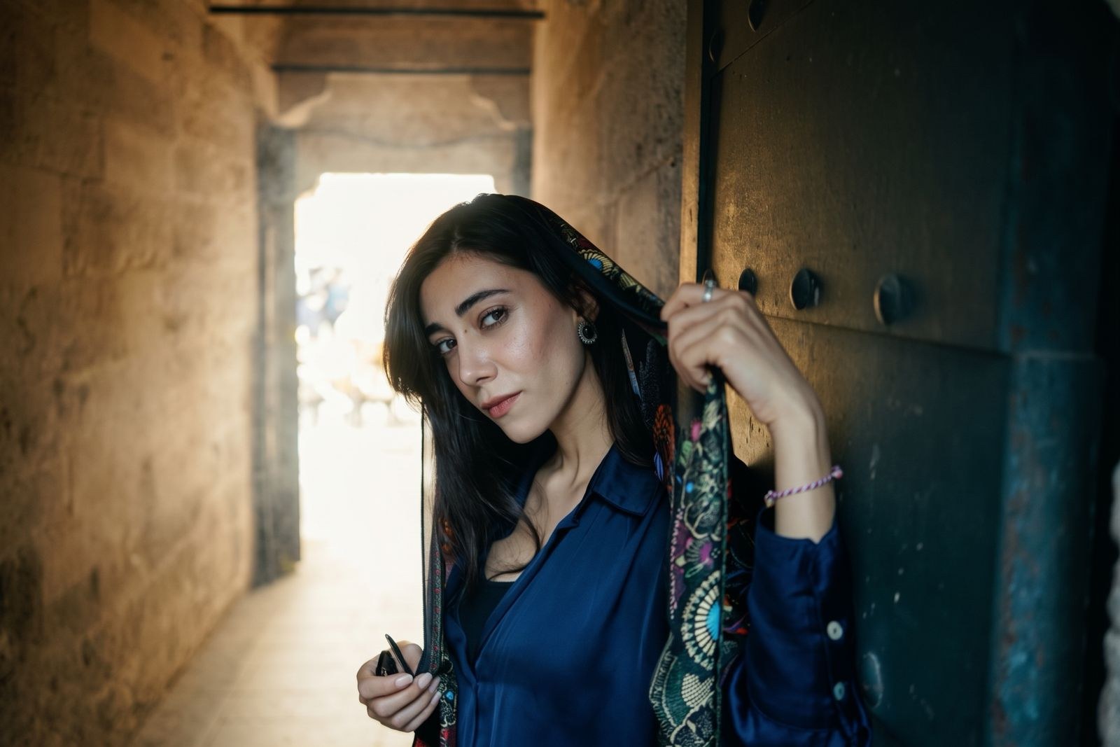 Meryem Narin, taş bir geçitte desenli şalıyla